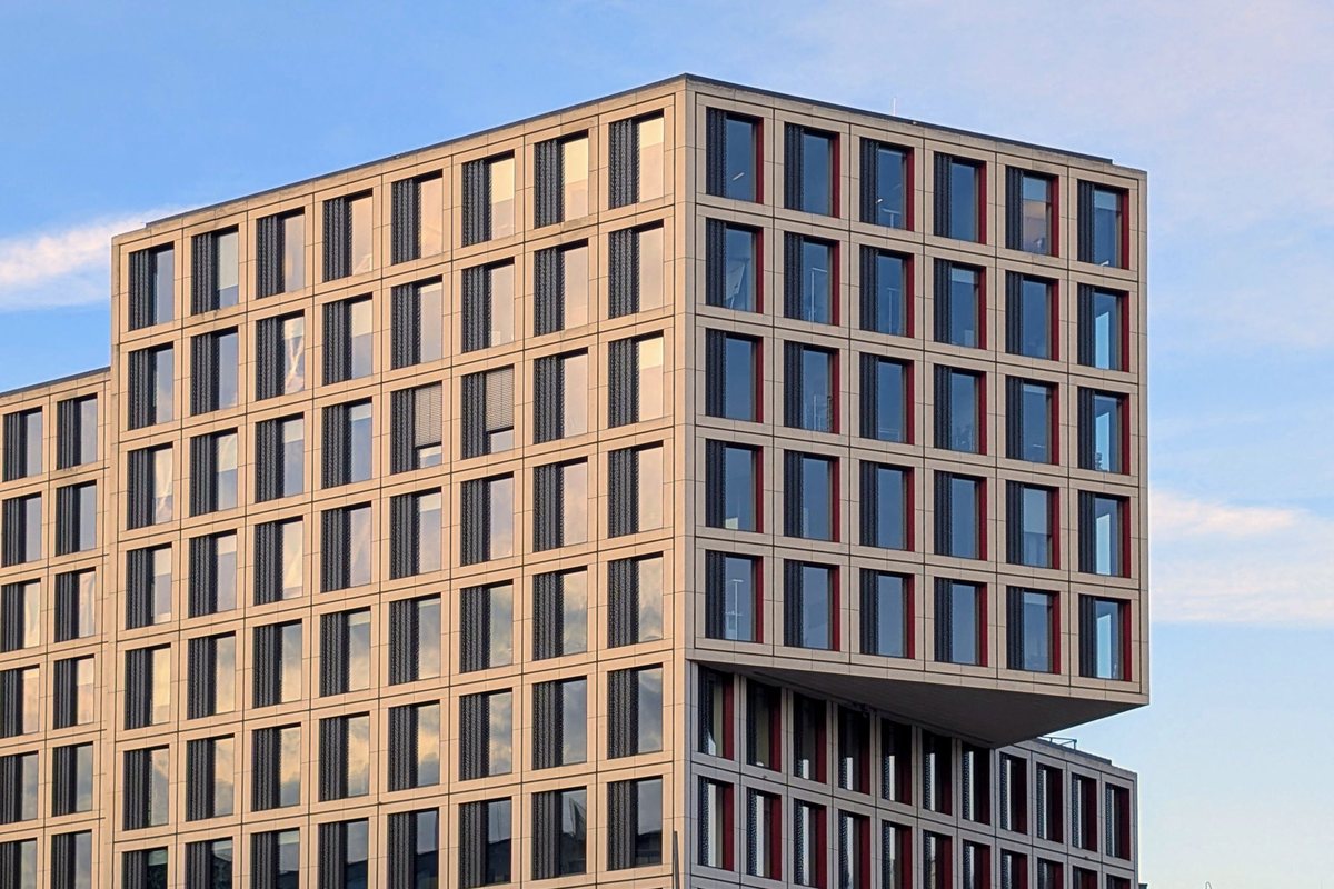 Modernes Bürogebäude im Abendlicht