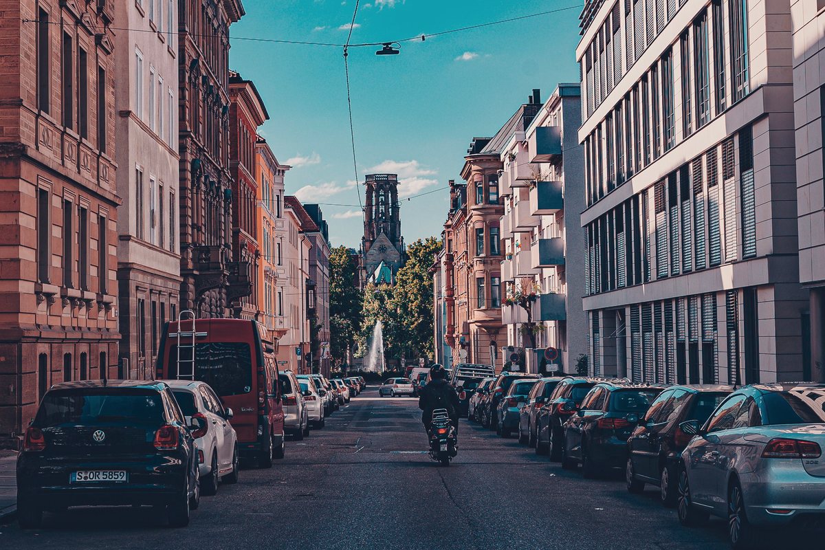 Wohnstraße mit Gründerzeit-Fassaden in Stuttgart